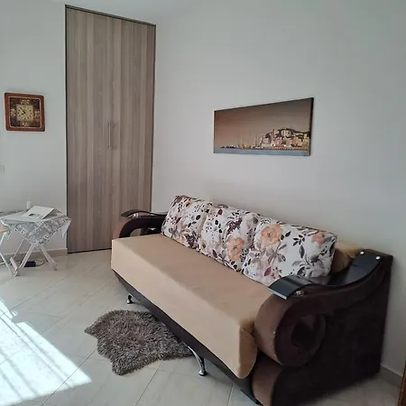 Studio Apartment *